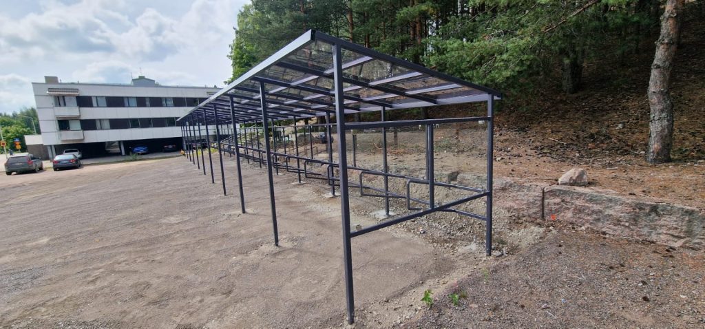 Teräsrunkoinen pyöräkatos