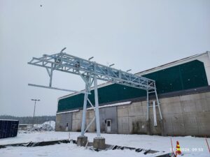Teräsrakenne tuotantolaitoksen pihalla